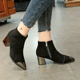 Stiefeletten aus Flockleder mit quadratischem Absatz